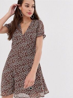 Brown Floral V-Neck Mini Dress with Short Sleeves